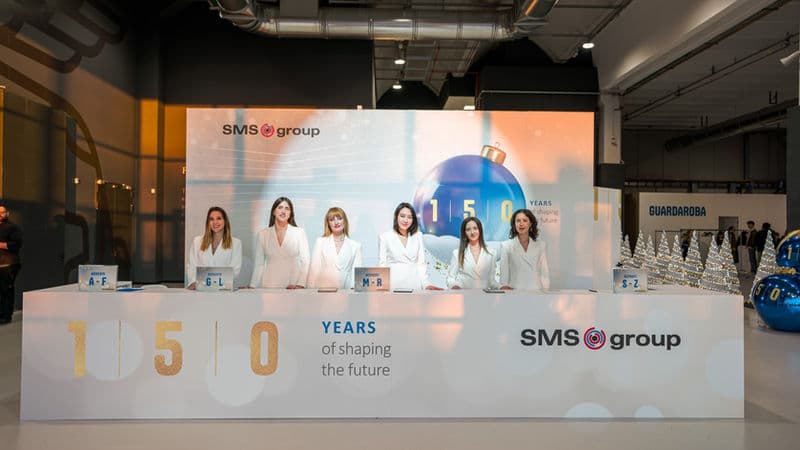 Hostessen am SMS Group Messestand