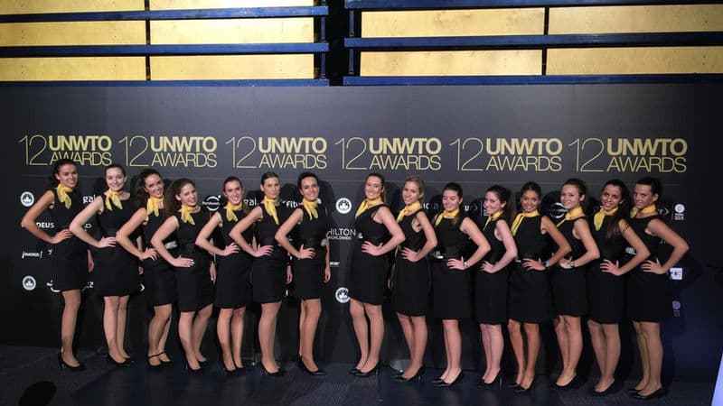 Professionelle Messehostessen am Messestand in der Schweiz